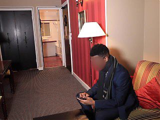 Femme de m\u00e9nage colombienne se fait baiser durant son service par 2 inconnus blacks pour de largent